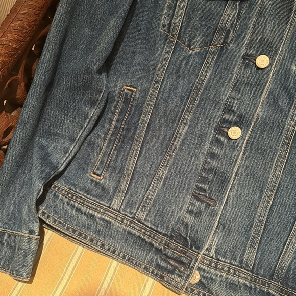 OLD NAVY FLORAL EMBROIDERED DENIM JACKET IN MEDIUM WASH SIZE MEDIUM - Picture 9 of 14